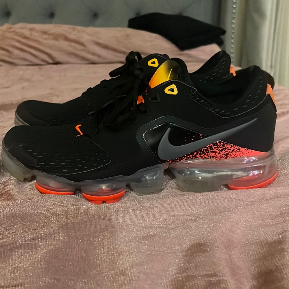 Black and orange vapor max